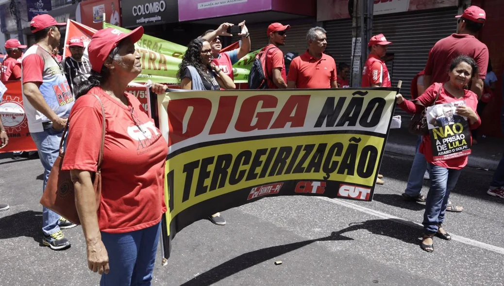 Estudantes e professores reivindicam no Centro de Teresina