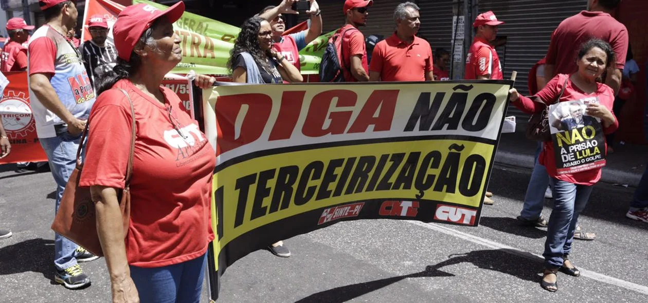 Estudantes e professores reivindicam no Centro de Teresina