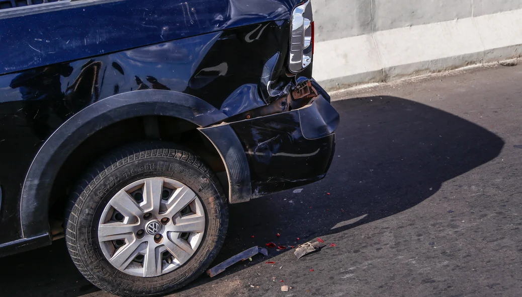 Lateral do veículo ficou destruída 