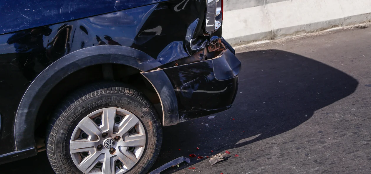 Lateral do veículo ficou destruída 