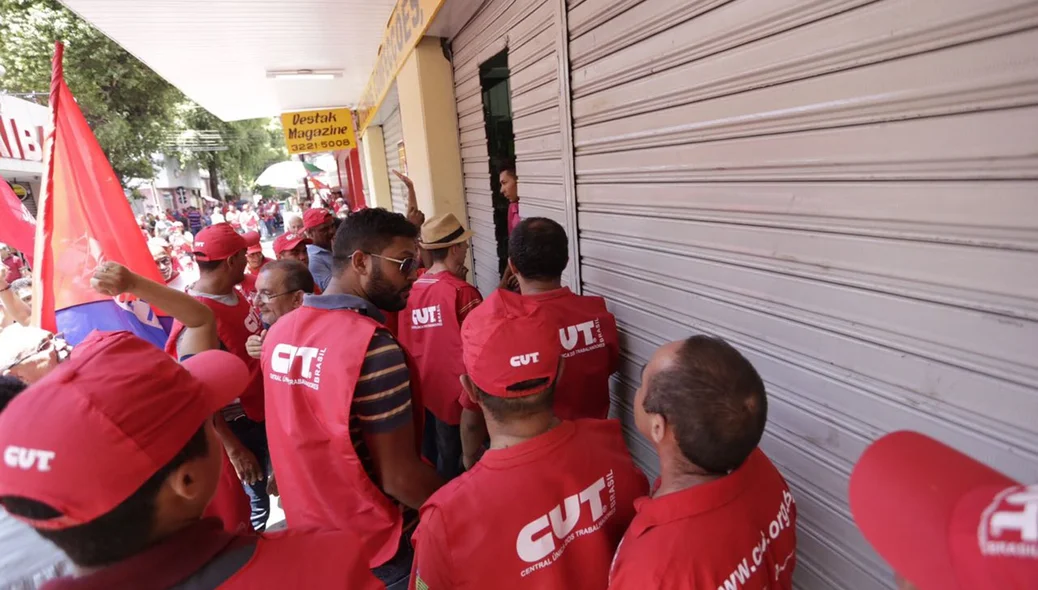 Lojas baixam as portas como ato simbólico de apoio à paralisação