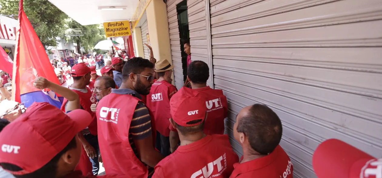 Lojas baixam as portas como ato simbólico de apoio à paralisação