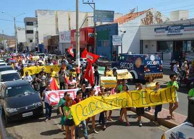 Manifestantes tomam as ruas de Picos.