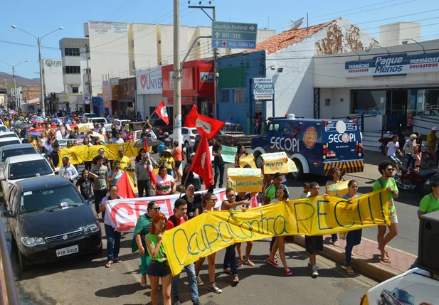 Manifestantes tomam as ruas de Picos.