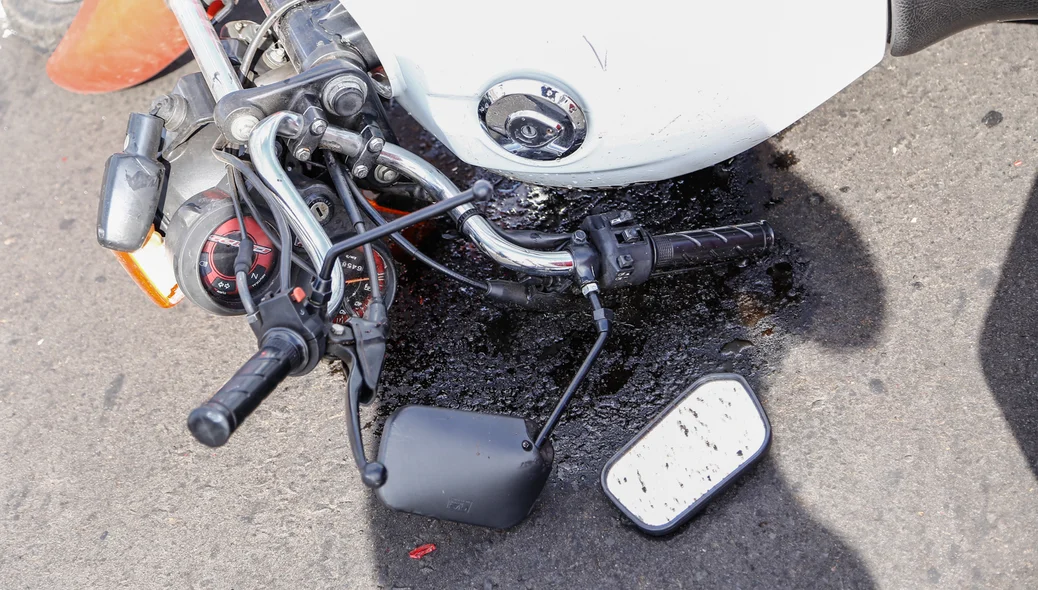 Moto ficou destruída 