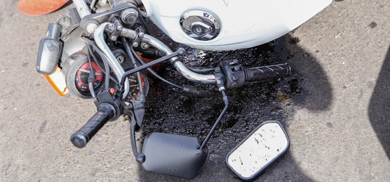Moto ficou destruída 
