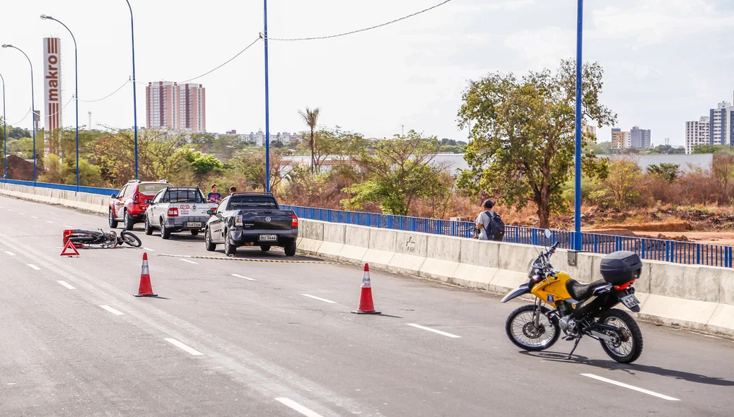 O acidente ocorreu após o condutor do veículo parar o carro no meio da ponte por falta de gasolina