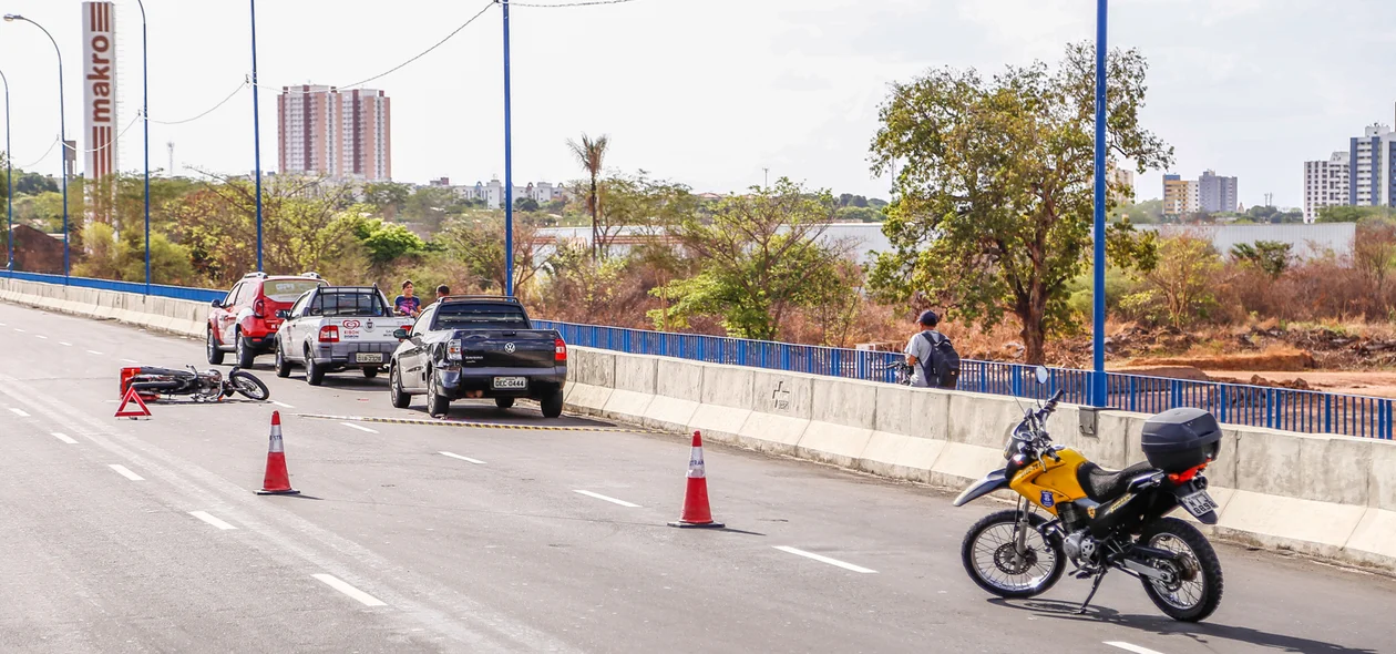 O acidente ocorreu após o condutor do veículo parar o carro no meio da ponte por falta de gasolina