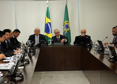 Presidente Michel Temer em reunião com ministros