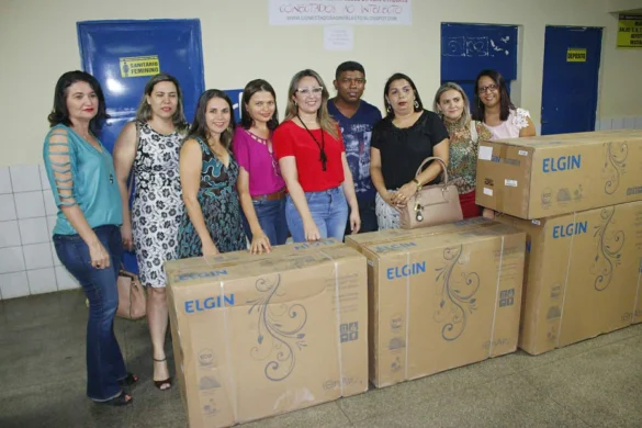 Rejane Dias entrega equipamentos para escolas no sul do Piauí