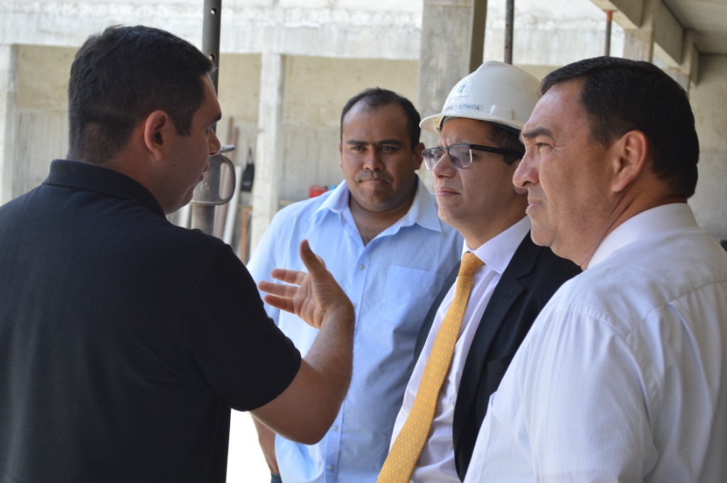 Secretário Daniel Oliveira visita obras 