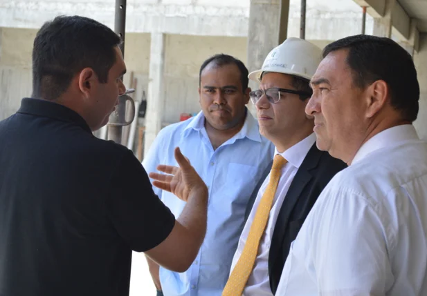Secretário Daniel Oliveira visita obras 