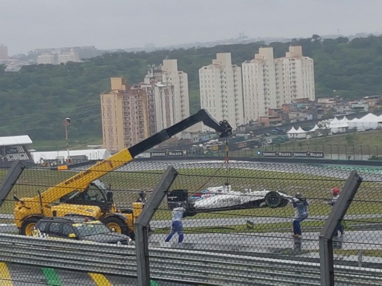 Carro de Massa rebocado após batida