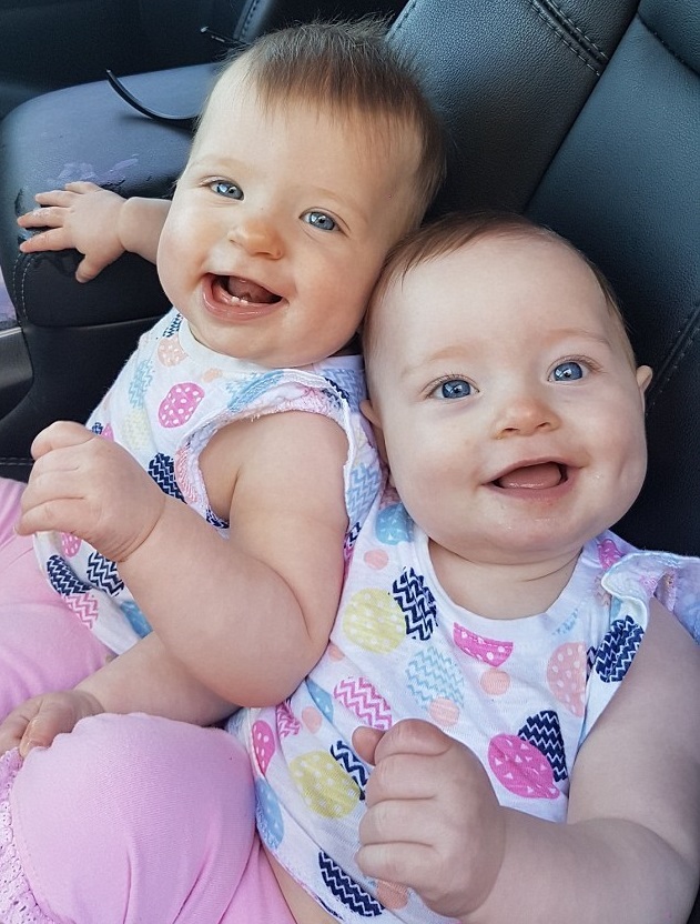 Duas meninas nasceram com tamanho e peso diferentes