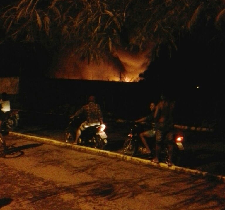 Incêndio na garagem na empresa Emvip