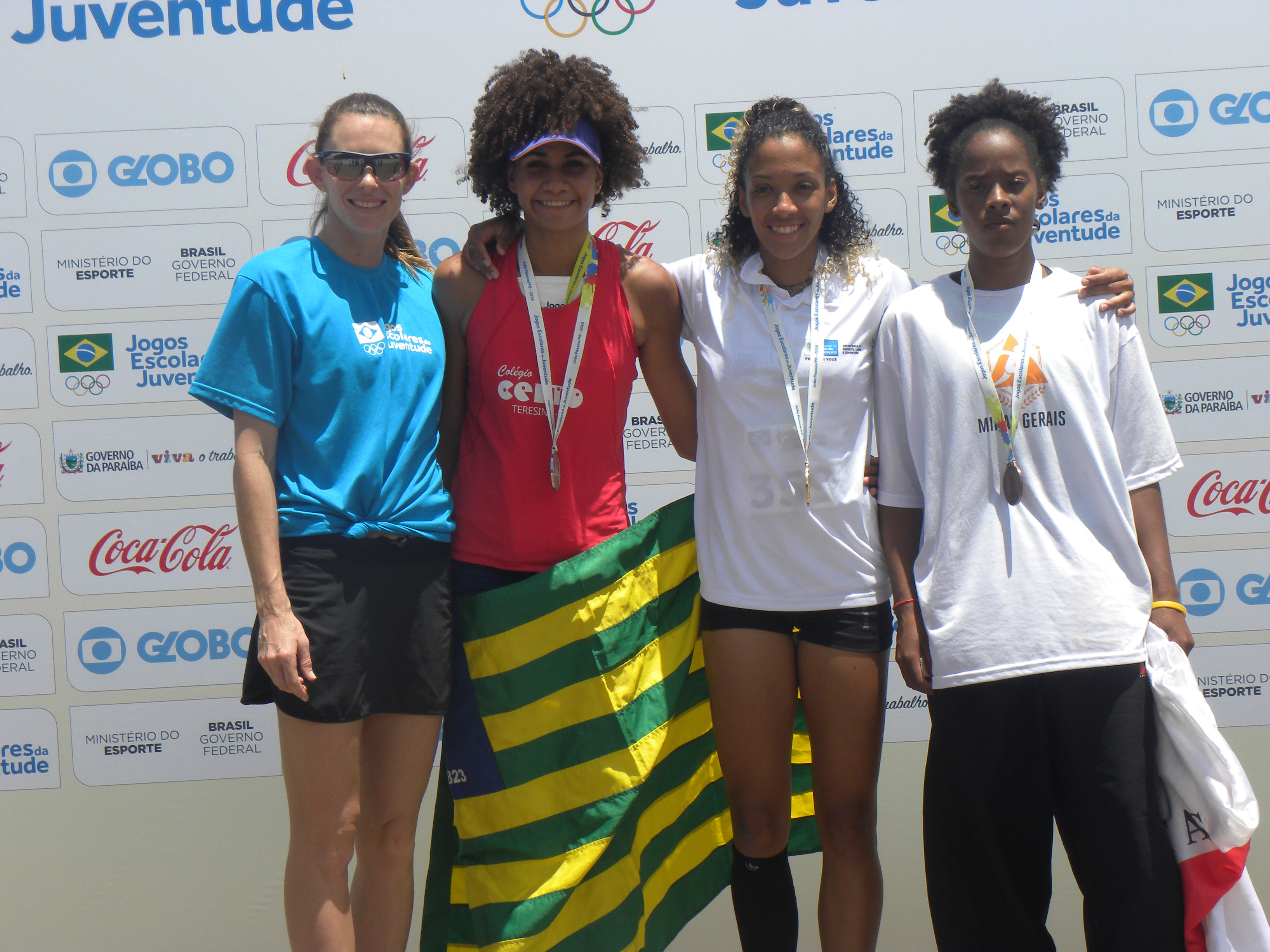 Letícia no pódio com a campeão olímpica Fabiana Murer
