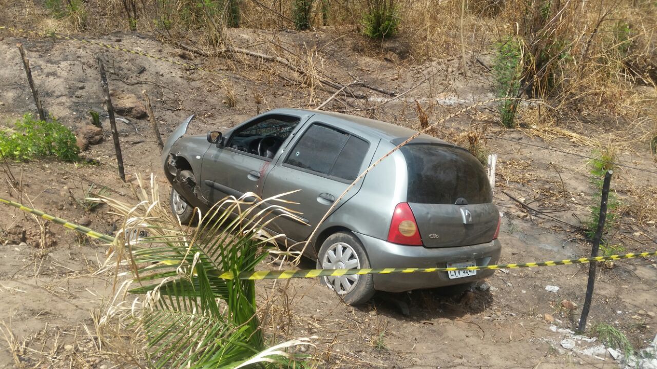 Na carro é possível ver a marca dos disparos realizados contra a vítima 