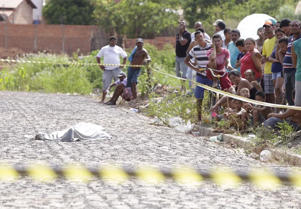 Jovem é morto na porta de casa no Parque Brasil III em Teresina