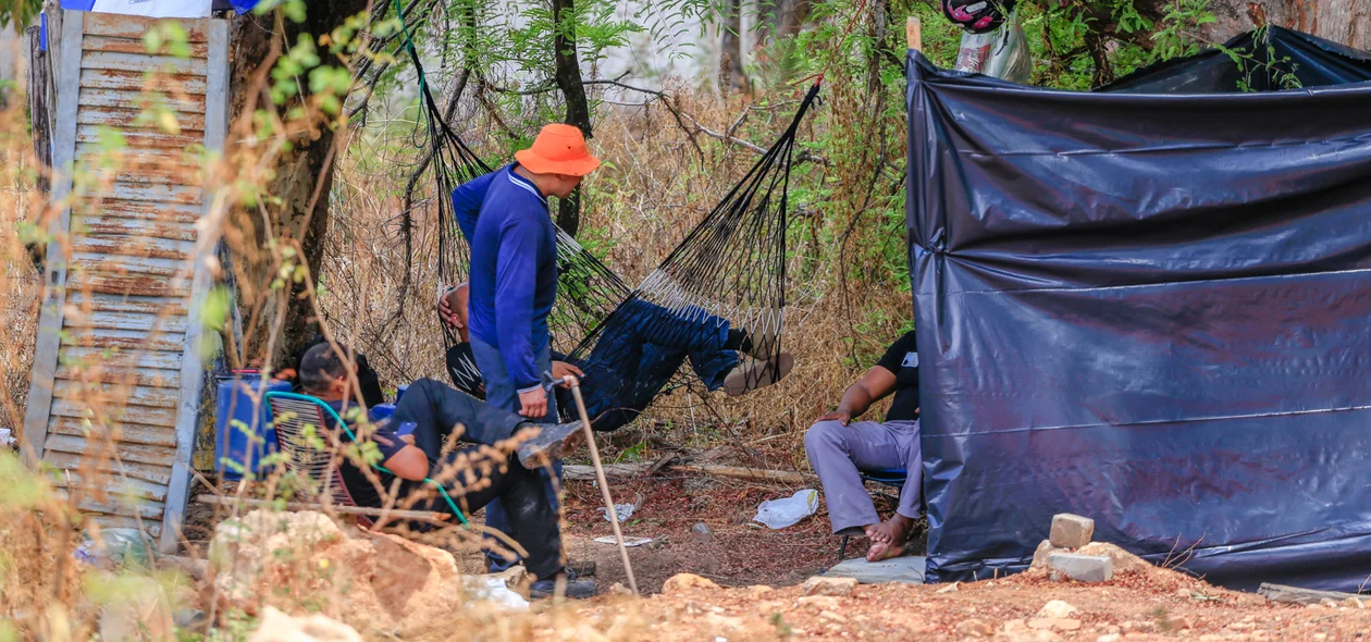 Seguranças particulares do terreno