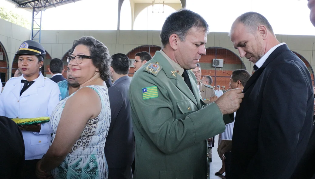 Comandante da PM-PI condecora homenageados