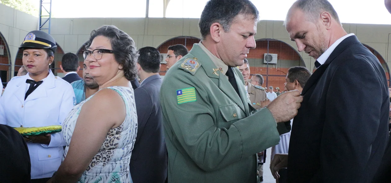 Comandante da PM-PI condecora homenageados