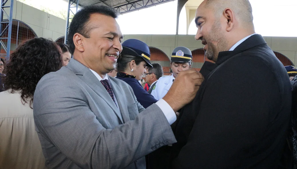 Secretário de Segurança condecora homenageados