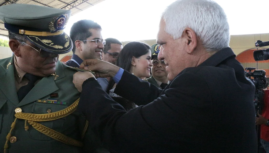 Themístocles Filho condecora homenageados