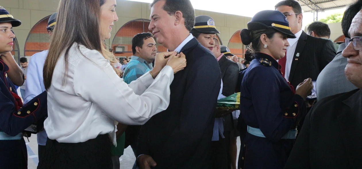 Vice-governadora condecora homenageados