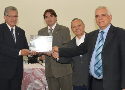 Luiz Júnior recebe placa representativa do título de cidadão.