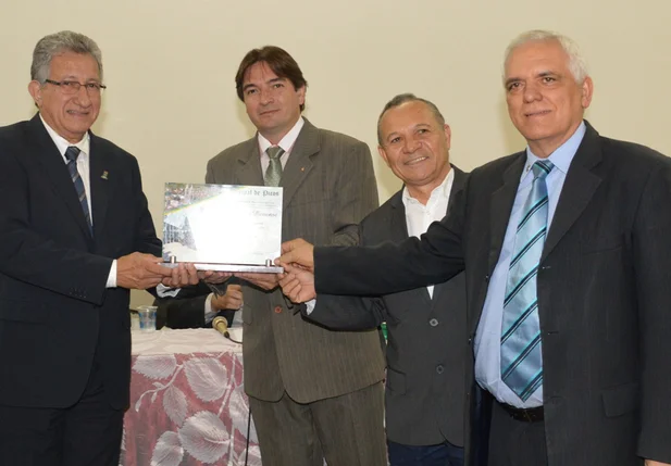 Luiz Júnior recebe placa representativa do título de cidadão.