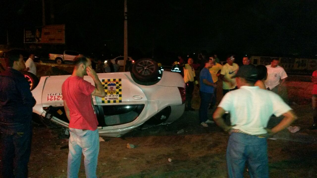 Táxi capotado no balão do Morada Nova