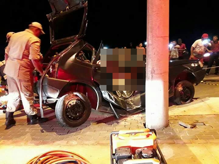 Fiat Uno colide com poste na Santa Maria da Codipi