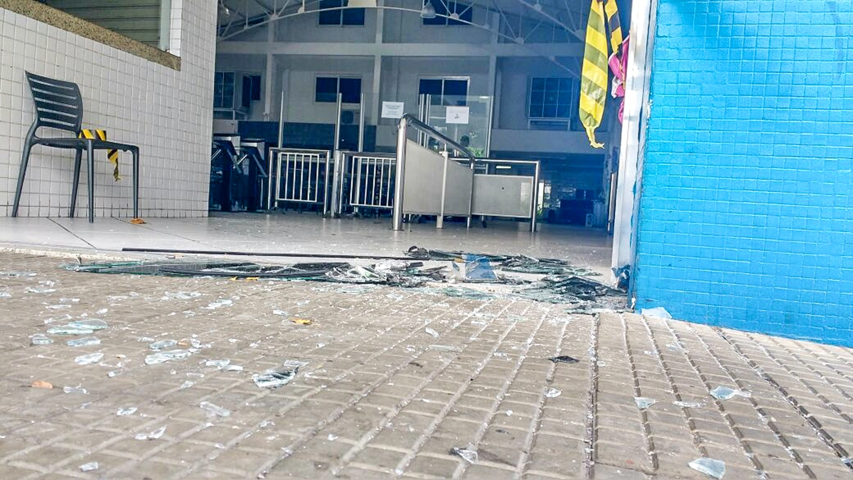 Bandidos explodem caixa eletrônico