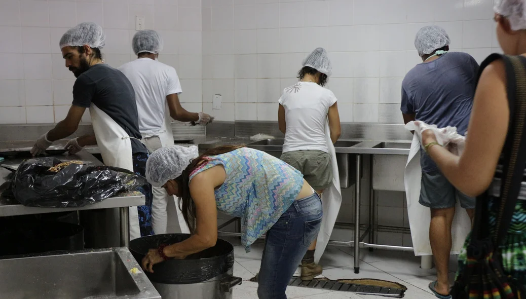 Estudantes da UFPI servem o almoço no RU