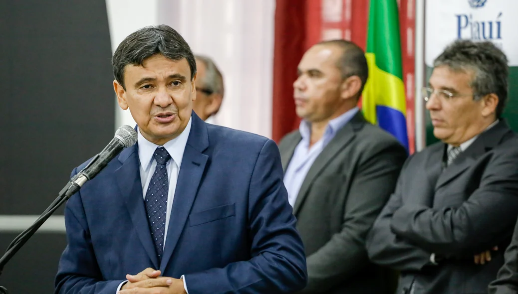 Governador durante seu pronunciamento