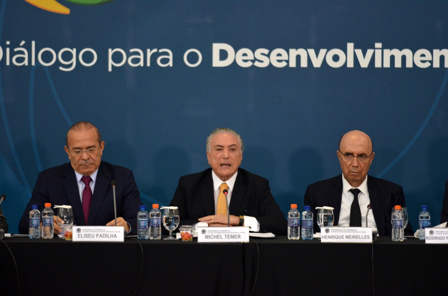 Michel Temer diz que reforma da Previdência vai para o Congresso em dezembro