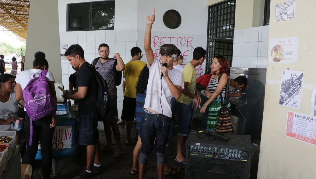 Movimento em frente ao RU da UFPI