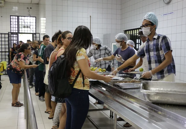 Estudantes servem almoço após ocupação no RU da UFPI