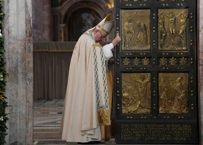 Papa Francisco fecha a porta que simboliza o encerramento do ano da Misericórdia