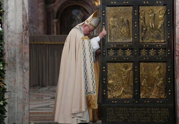 Papa Francisco fecha a porta que simboliza o encerramento do ano da Misericórdia