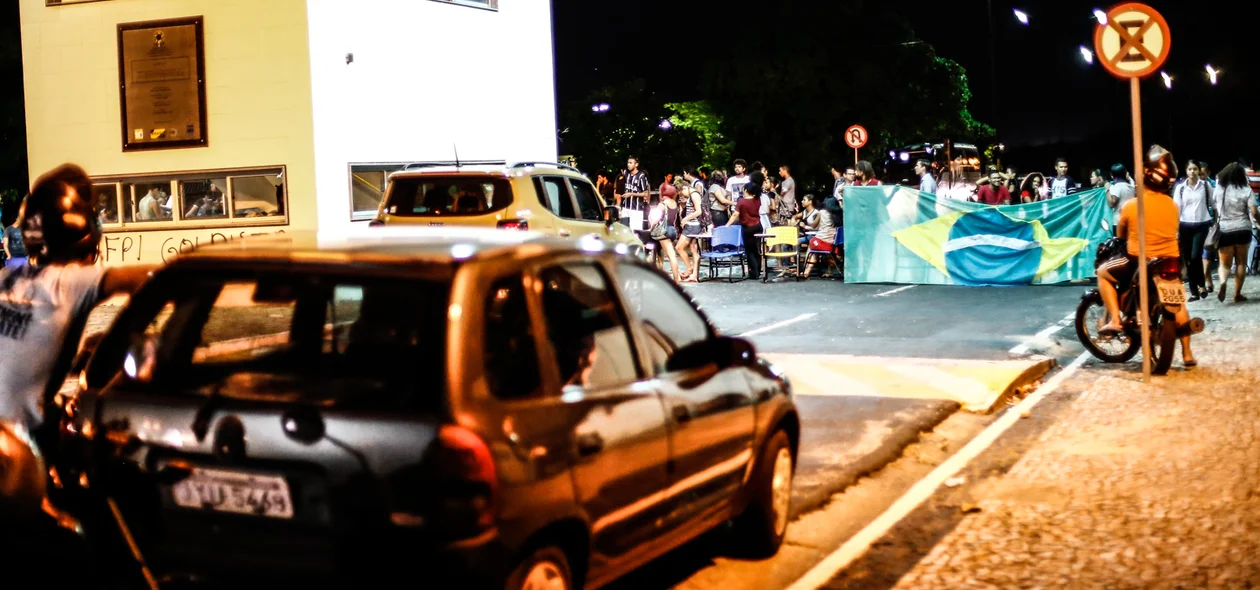 Alunos aguardando do lado de fora da UFPI 