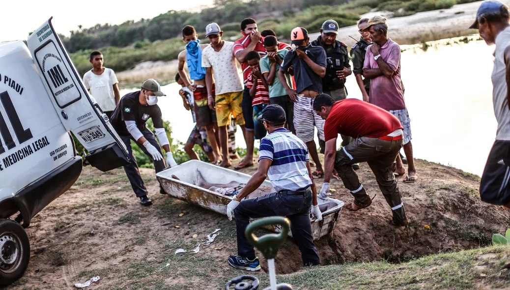 Bombeiros removem o corpo