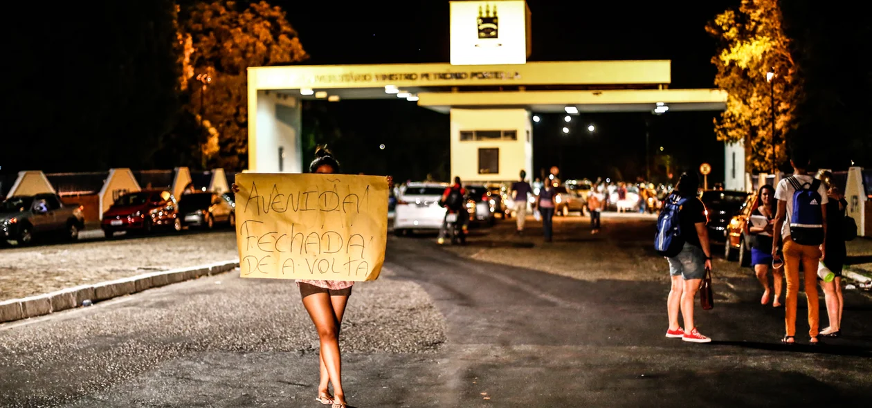 Estudante fechando a avenida 