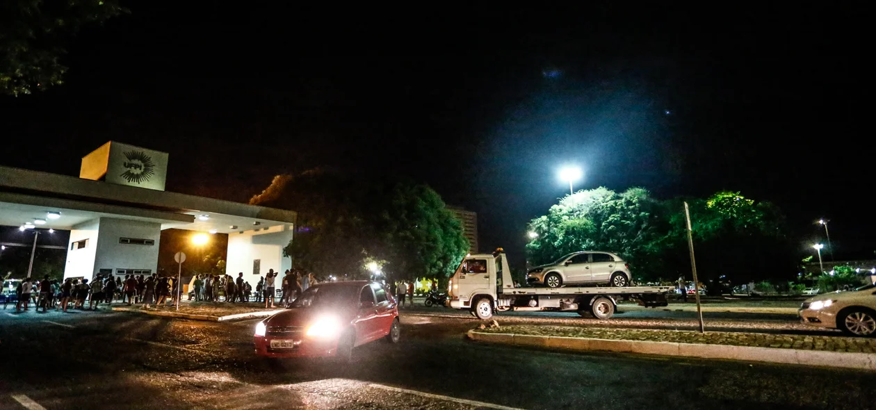 Motoristas fazem retorno para sair da UFPI