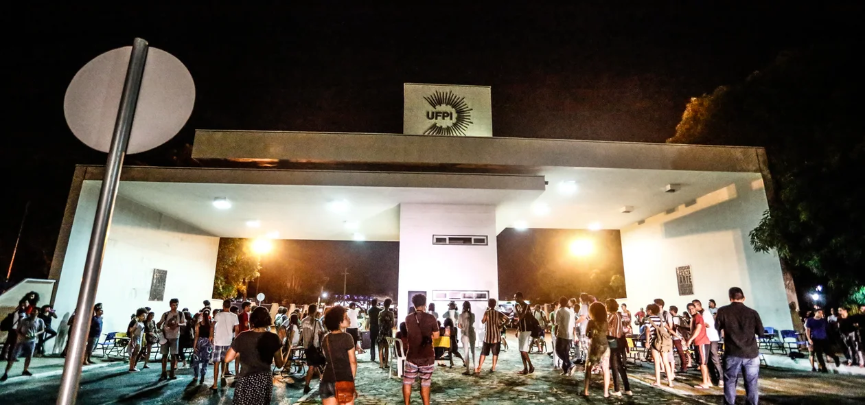 Portão principal da UFPI foi ocupada pelos estudantes 