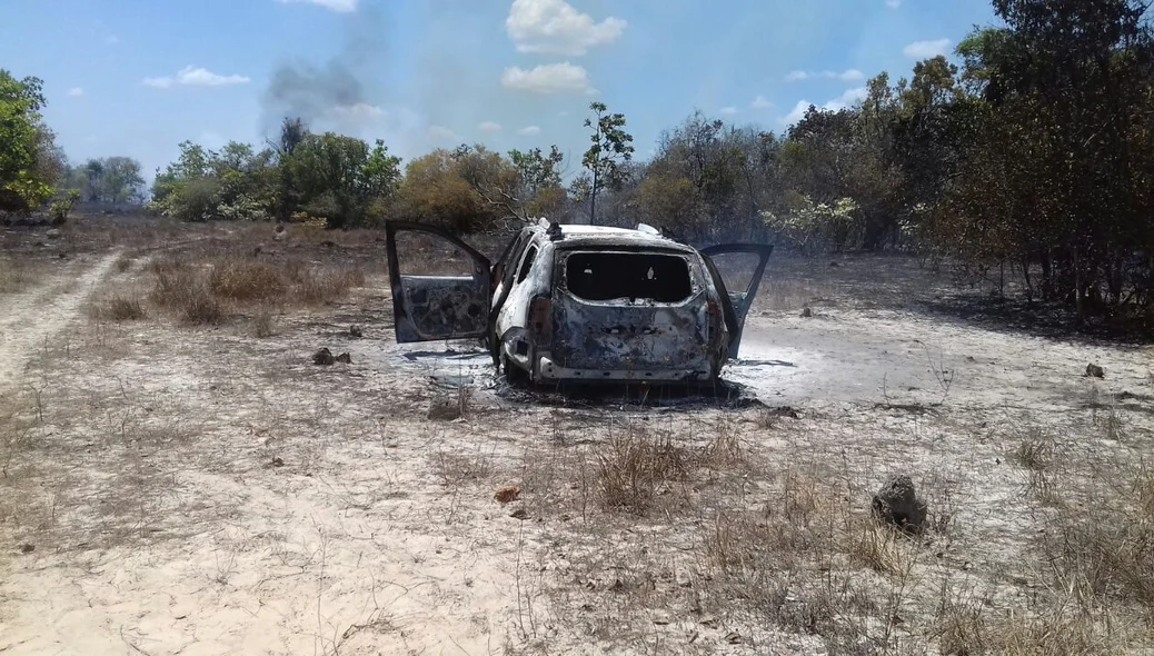 Carro queimado pelos bandidos