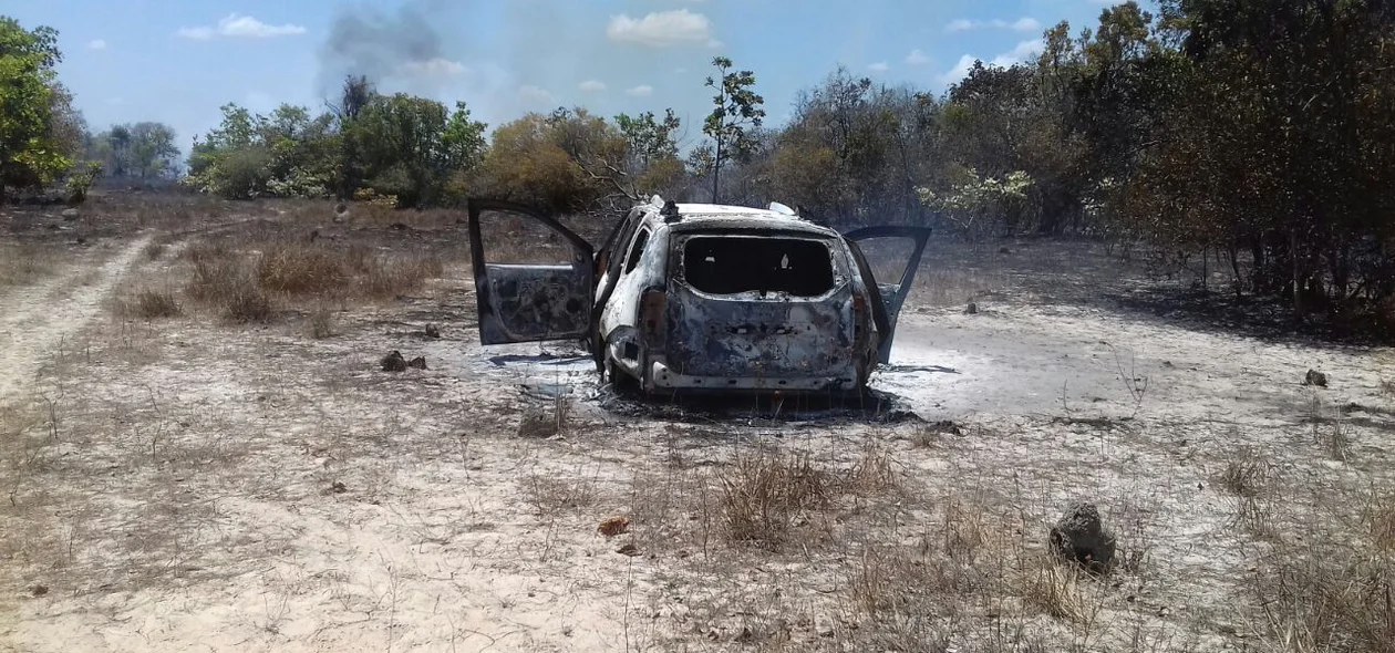 Carro queimado pelos bandidos