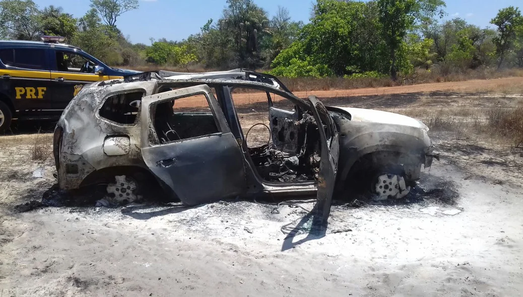 Carro queimado por bandidos após ação criminosa no Piauí