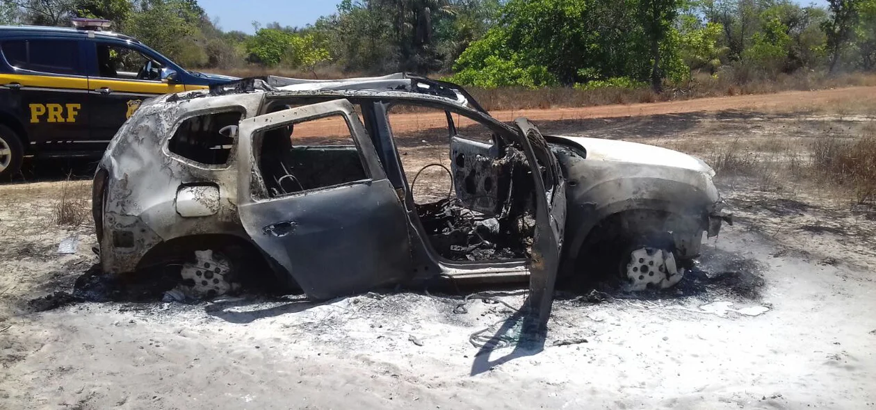 Carro queimado por bandidos após ação criminosa no Piauí