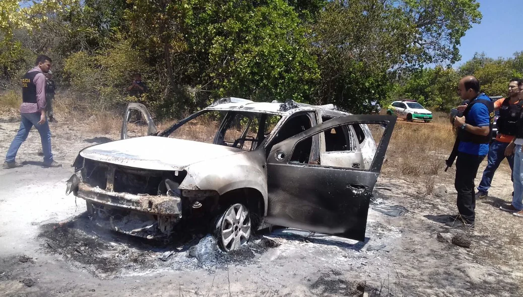 Carro totalmente destruído